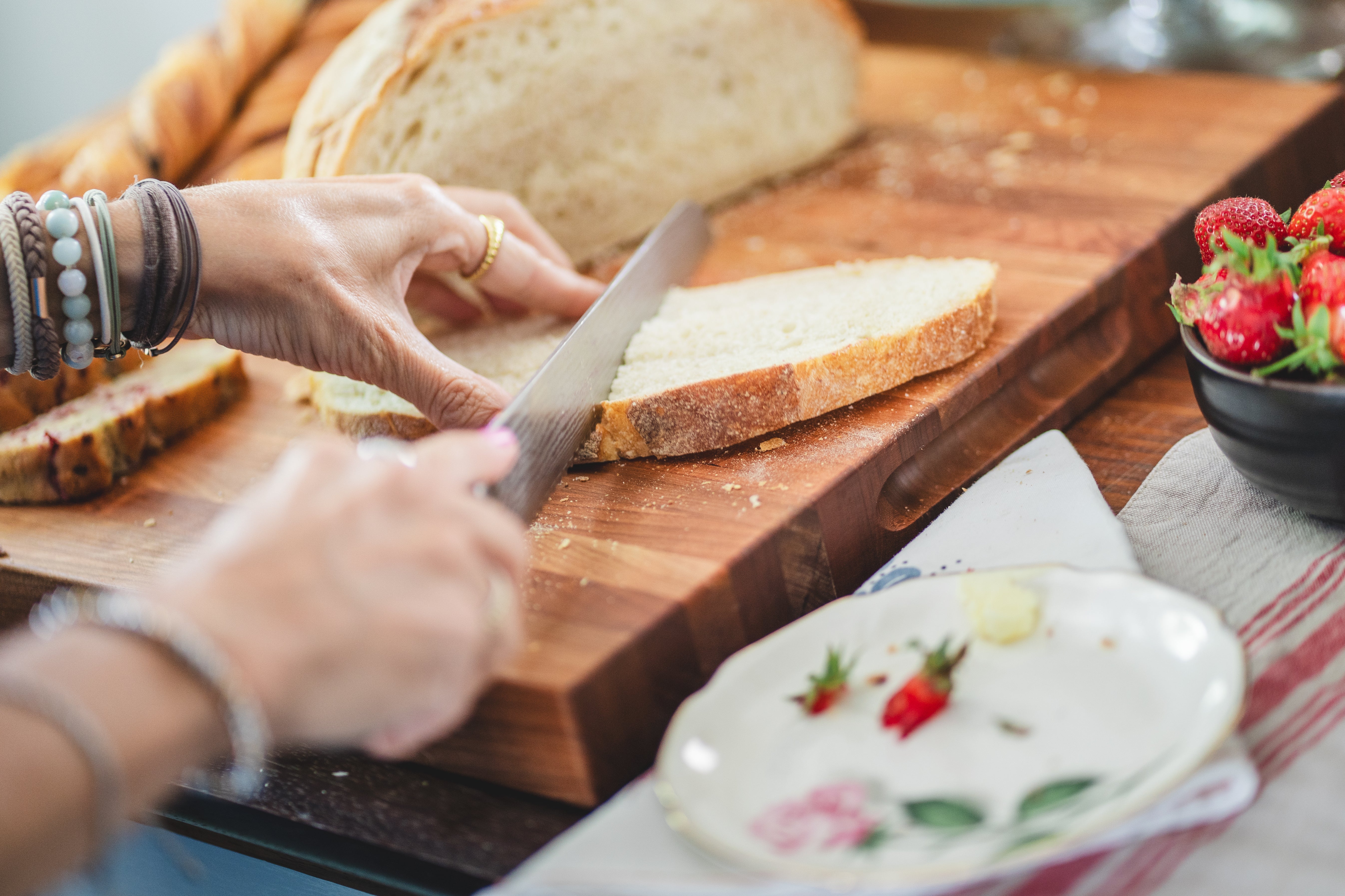 Plastic vs Wood Cutting Boards: Which One to Choose?